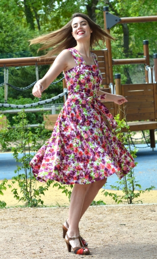 Robe Laland Toscane, Low-cut front-back dress, fitted bust, wide shoulder straps, fitted waist with belt, wide slanted, knee len