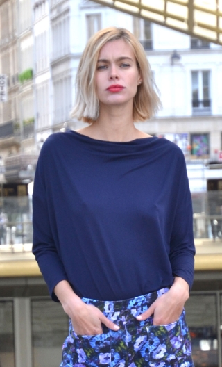 Top Brahms plain jersey navy blue, fluid, cowl neck, loose armhole, 3/4 sleeves. Urban chic, French designer.