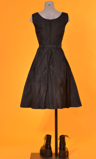 Robe Talons Aiguille. Taffetas bleu nuit, sans bretelles, ample, chic