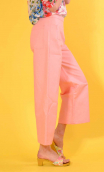 Pantalon Croisière en Panama Rose, pantalon uni, large et un peu court, taille haute, zip côté, poches plaquées dos et devant.
