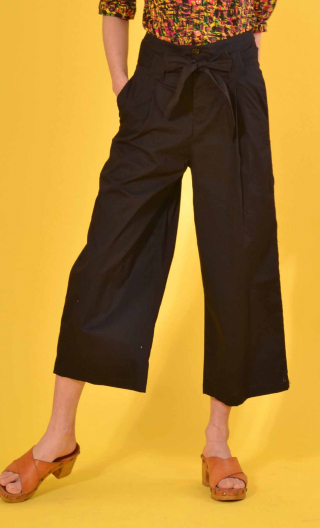 Pantalon Kowloon Seniora Noir , stretch uni large et court, pli sous ceinture à nouer, poches.