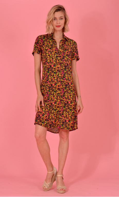 Robe Louise imprimée Formica, droite, genou, boutonnée, poches plaquées, manches courtes. Paris