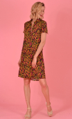 Robe Louise imprimée Formica, droite, genou, boutonnée, poches plaquées, manches courtes. Paris