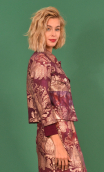  Veste Maman passe son bac imprimé Spendeurs pourpre, stretch, courte et ajustée. Col pointu, poches rabats, manches 3/4. Casual