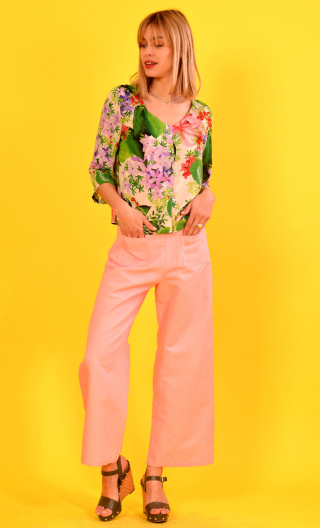 Pantalon Croisière en Panama Rose, pantalon uni, large et un peu court, taille haute, zip côté, poches plaquées dos et devant.