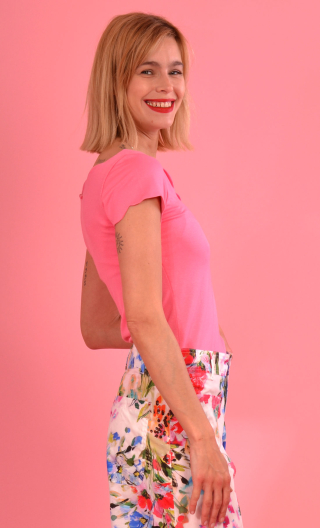 Top Vénus en Basiques Raffinés Rose, ajusté, encolure et petites manches festonnées.