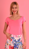 Top Vénus en Basiques Raffinés Rose, ajusté, encolure et petites manches festonnées.