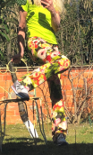 Pantalon Saxo imprimé Monet vert rouge . Taille 38, coton fleurs 