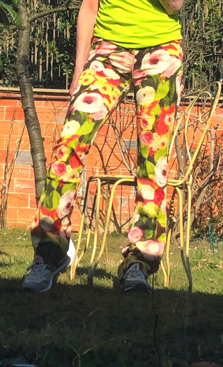 Pantalon Saxo imprimé Monet vert rouge . Taille 38, coton fleurs 