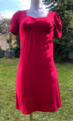 Robe Ménilmontant. Jersey rouge, courte, petites manches, ceinture