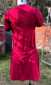 Robe Ménilmontant. Jersey rouge, courte, petites manches, ceinture