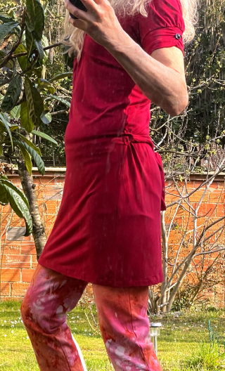 Robe Ménilmontant. Jersey rouge, courte, petites manches, ceinture