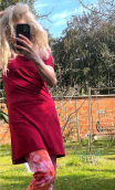 Robe Ménilmontant. Jersey rouge, courte, petites manches, ceinture