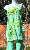 Tunique bretelles Tie and dye Vert. Dos nu smoké, fleurs brodées