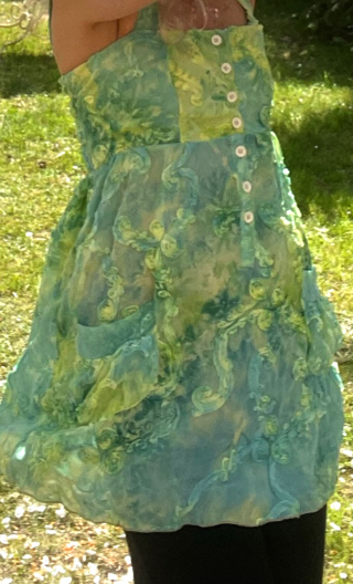 Tunique bretelles Tie and dye Vert. Dos nu smoké, fleurs brodées