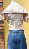 Chemise Aglaé. Pois rose. Boutonné et col volanté