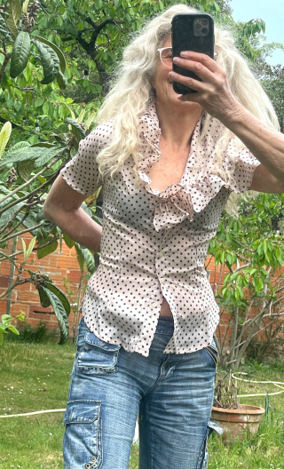 Chemise Aglaé. Pois rose. Boutonné et col volanté