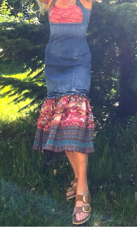 Robe La Princesse déjantée. longue, denim, bretelles, volants imprimés
