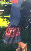 Robe La Princesse déjantée. longue, denim, bretelles, volants imprimés
