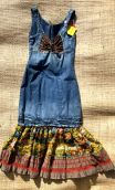 Robe La Princesse déjantée. longue, denim, bretelles, volants imprimés