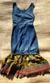 Robe La Princesse déjantée. longue, denim, bretelles, volants imprimés