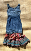 Robe La Princesse déjantée. longue, denim, bretelles, volants imprimés