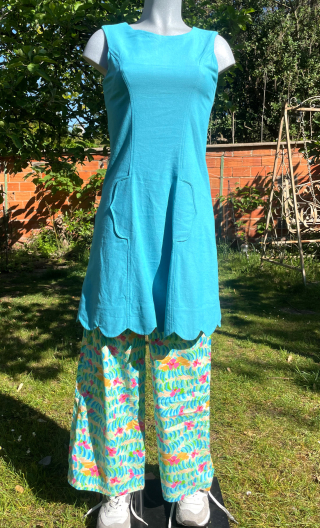 Robe Cricri Cup cakes turquoise. Encolure ronde, sans manche, festons