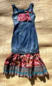 Robe La Princesse déjantée. longue, denim, bretelles, volants imprimés
