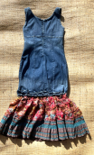 Robe La Princesse déjantée. longue, denim, bretelles, volants imprimés