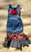 Robe La Princesse déjantée. longue, denim, bretelles, volants imprimés