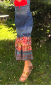Robe La Princesse déjantée. longue, denim, bretelles, volants imprimés