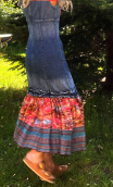 Robe La Princesse déjantée. longue, denim, bretelles, volants imprimés