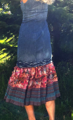 Robe La Princesse déjantée. longue, denim, bretelles, volants imprimés