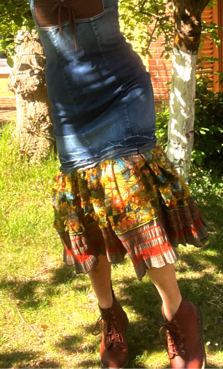 Robe La Princesse déjantée. longue, denim, bretelles, volants imprimés