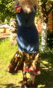 Robe La Princesse déjantée. longue, denim, bretelles, volants imprimés