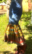 Robe La Princesse déjantée. longue, denim, bretelles, volants imprimés