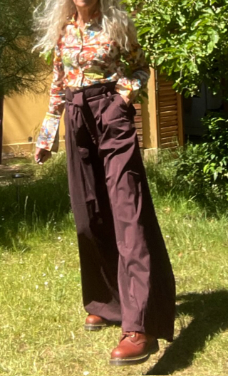 Pantalon Kowloon en Seniora uni marine, stretch large et court, pli sous ceinture à nouer, poches.