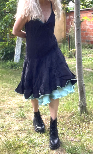 Robe Johnny Rockfort. Rock city. Noir ciel. Volants, bretelles