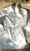 Longue veste Suddha. Satin blanc. Taille 36 et 38. Coton 