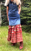 Robe salopette longue, denim, bretelles, volants imprimés