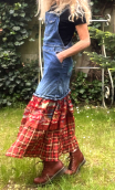 Robe salopette longue, denim, bretelles, volants imprimés