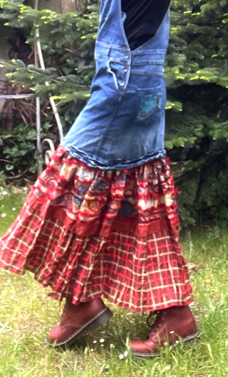 Robe salopette longue, denim, bretelles, volants imprimés