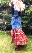 Robe salopette longue, denim, bretelles, volants imprimés