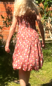 Robe Skoura. Fleurettes rouge. Tissu mémoire de forme