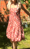 Robe Skoura. Fleurettes rouge. Tissu mémoire de forme