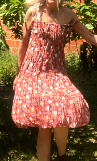 Robe Skoura. Fleurettes rouge. Tissu mémoire de forme