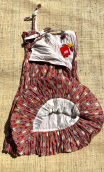 Robe Skoura. Fleurettes rouge. Tissu mémoire de forme