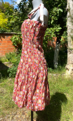 Robe Skoura. Fleurettes rouge. Tissu mémoire de forme