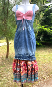 Robe La Princesse déjantée. longue, denim, bretelles, volants imprimés