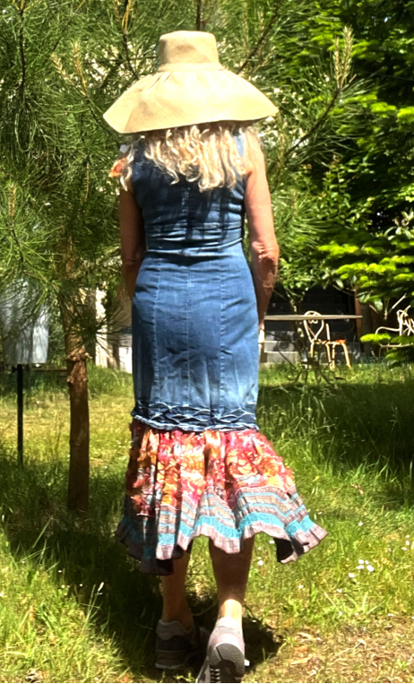 Robe La Princesse déjantée. longue, denim, bretelles, volants imprimés